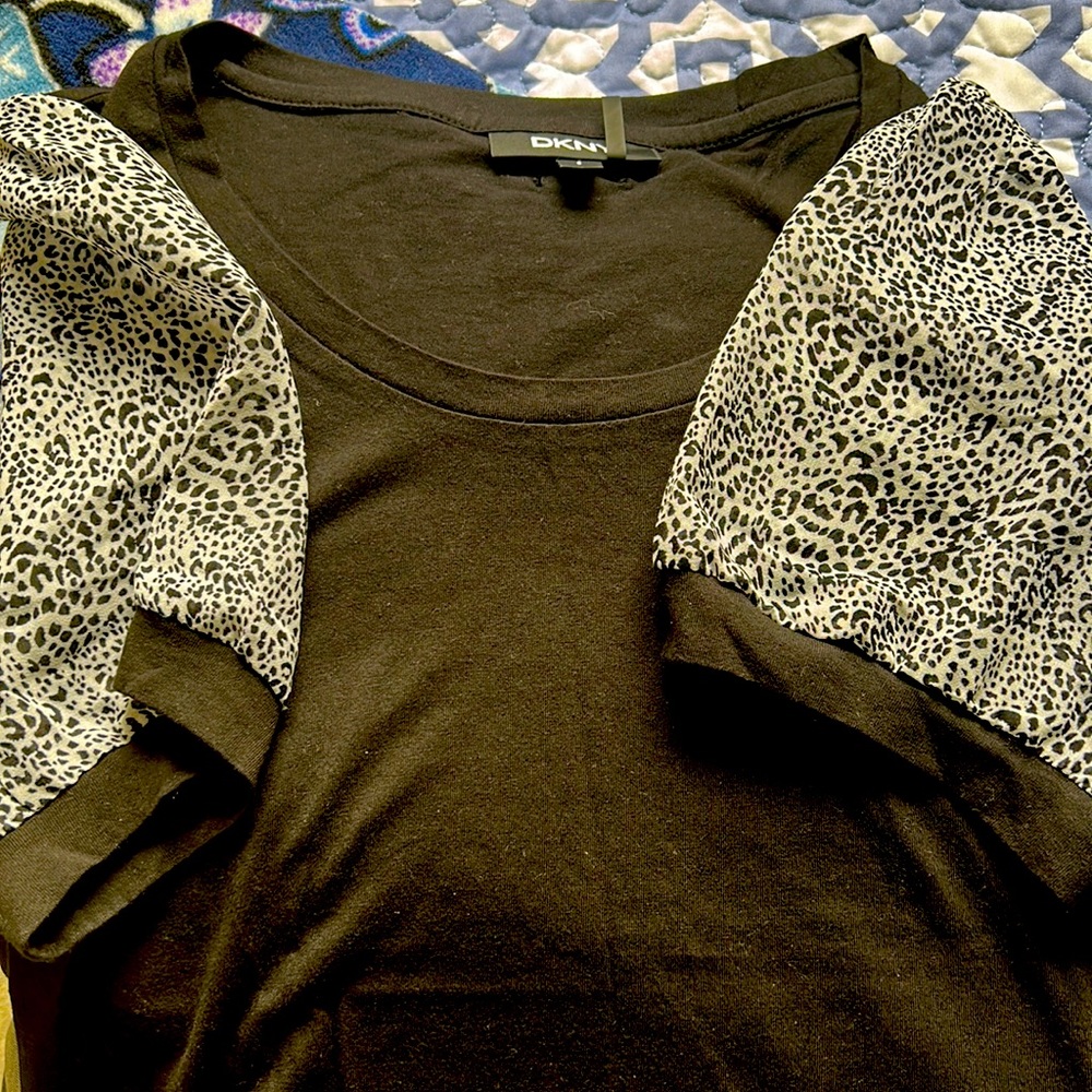 DKNY can’t go wrong with quality! Great t shirt with a little flare of style!